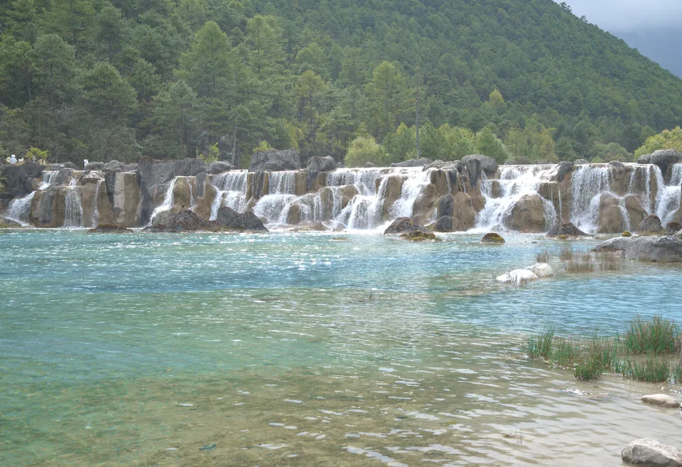 山间层叠瀑布