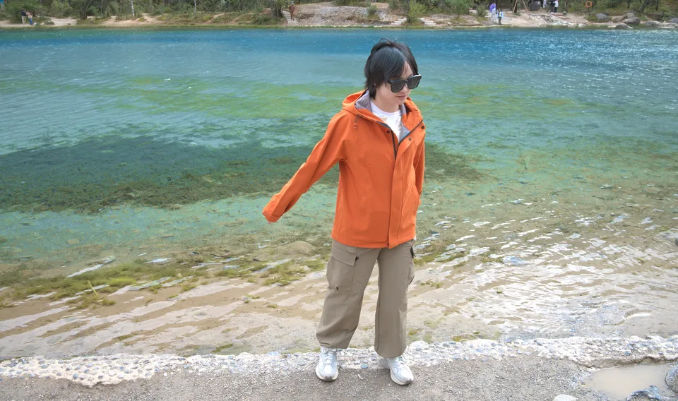 沿水而行